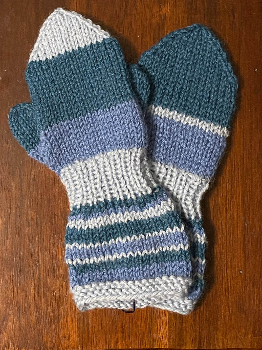 Hand knit child mittens